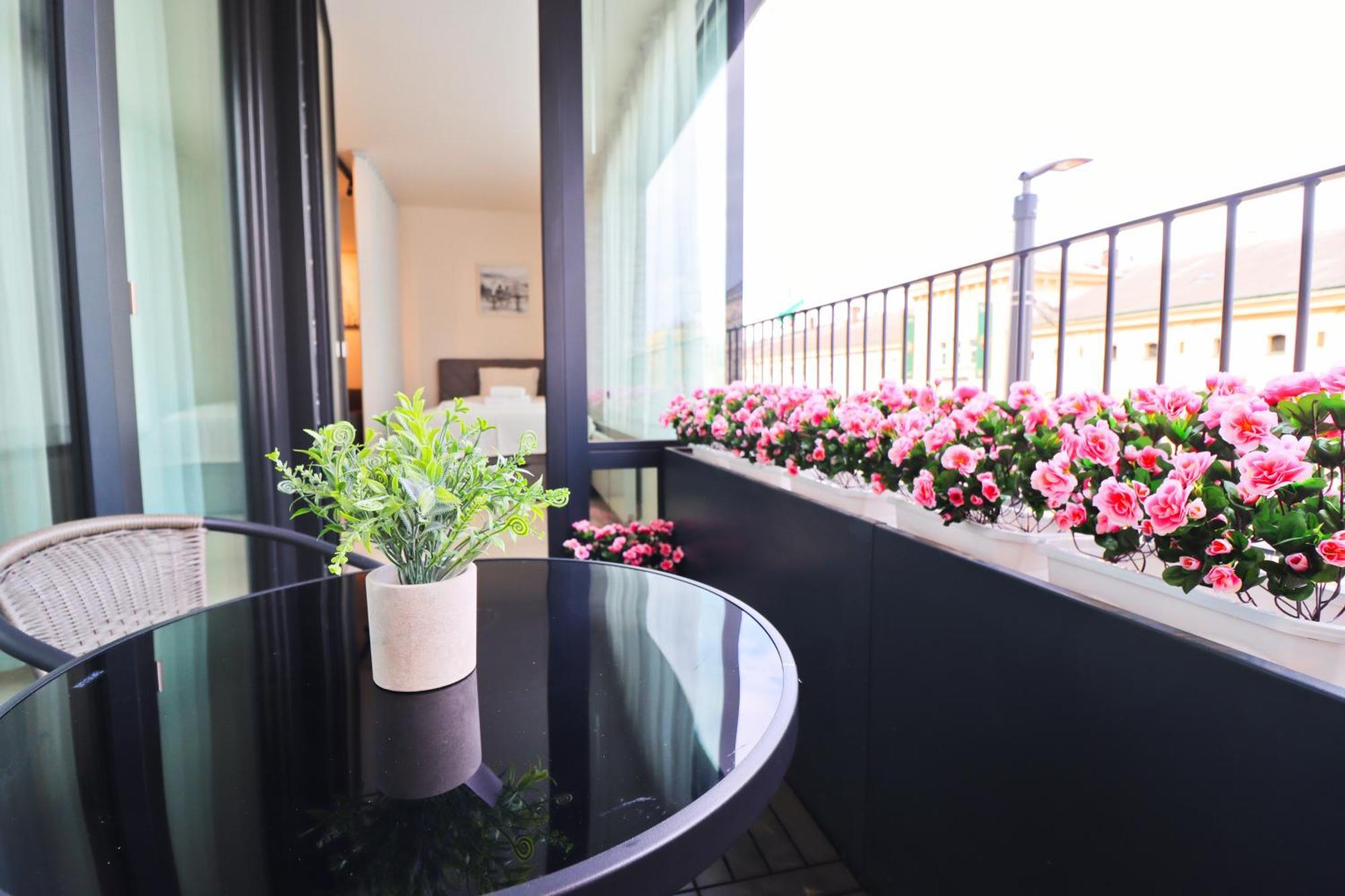 Sunny Apartment In Smichov, Prague 5 Luaran gambar