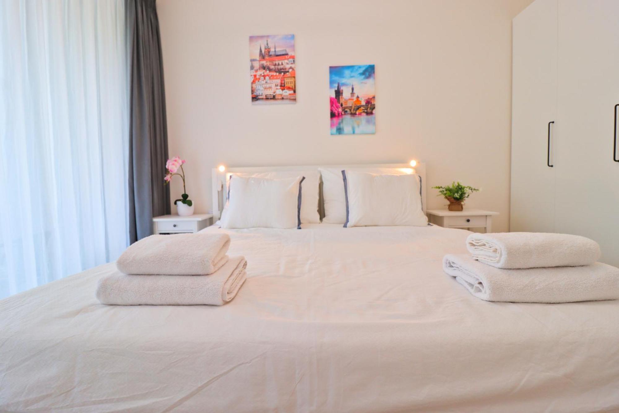 Sunny Apartment In Smichov, Prague 5 Luaran gambar
