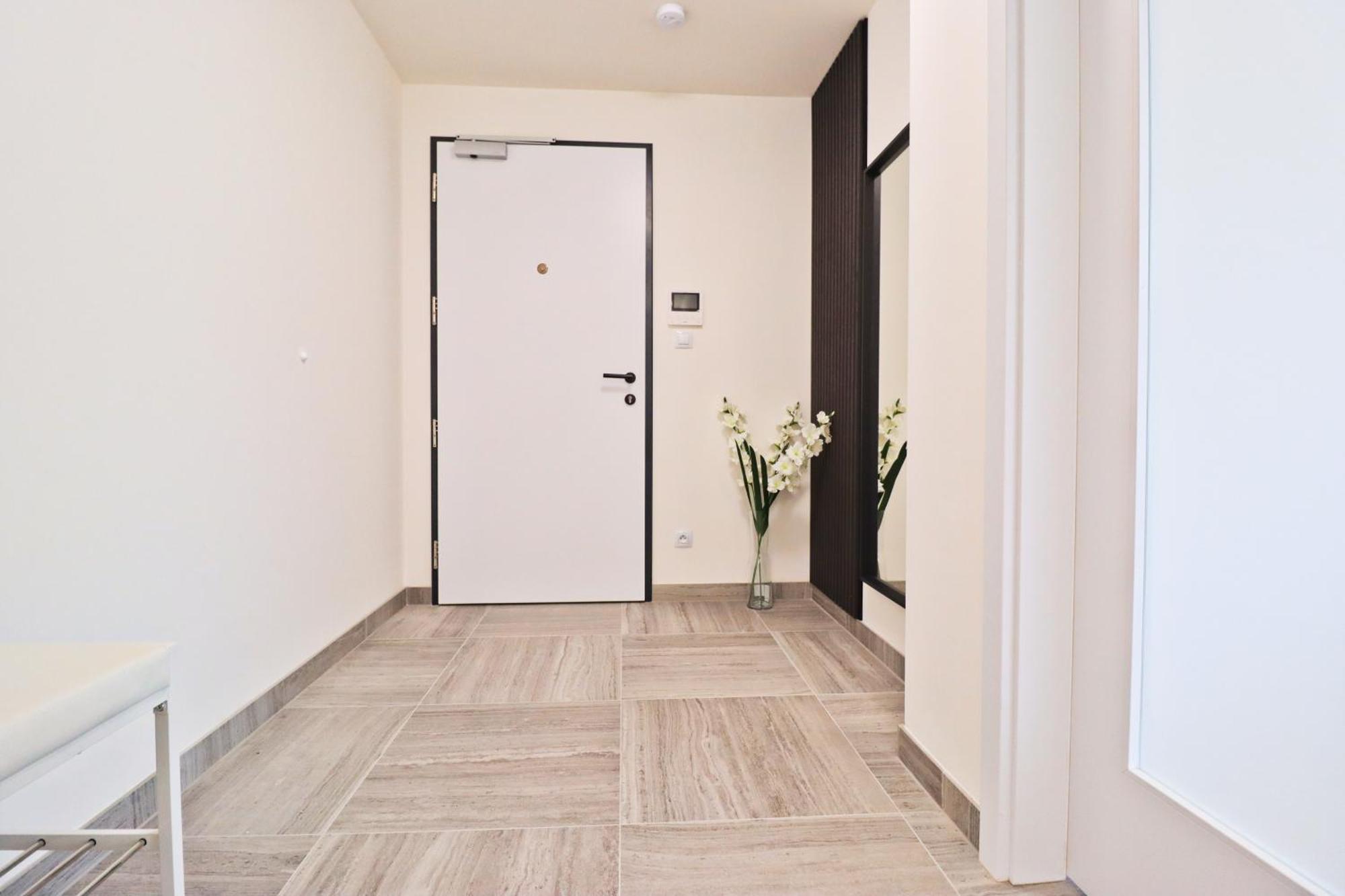 Sunny Apartment In Smichov, Prague 5 Luaran gambar