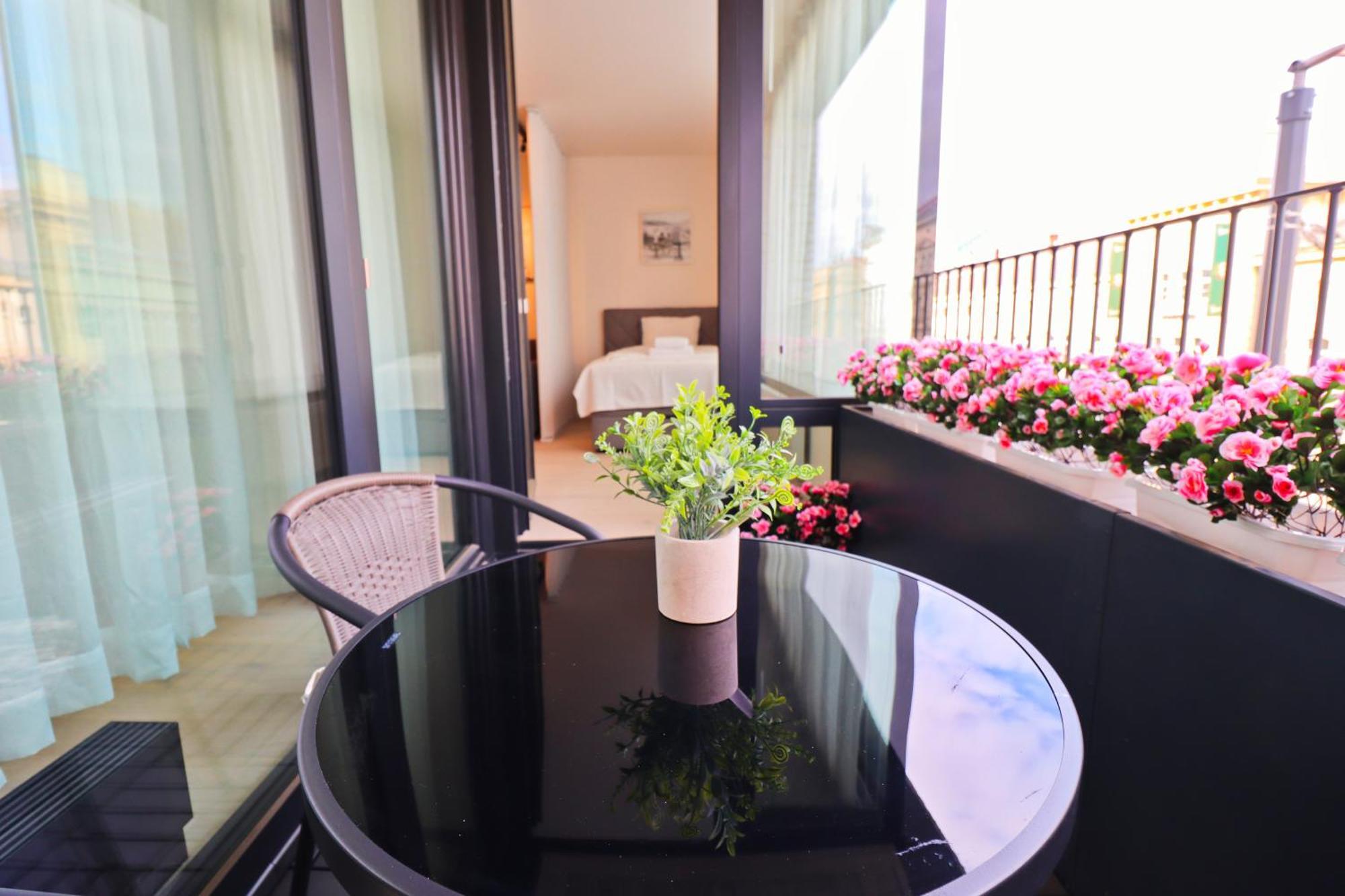 Sunny Apartment In Smichov, Prague 5 Luaran gambar