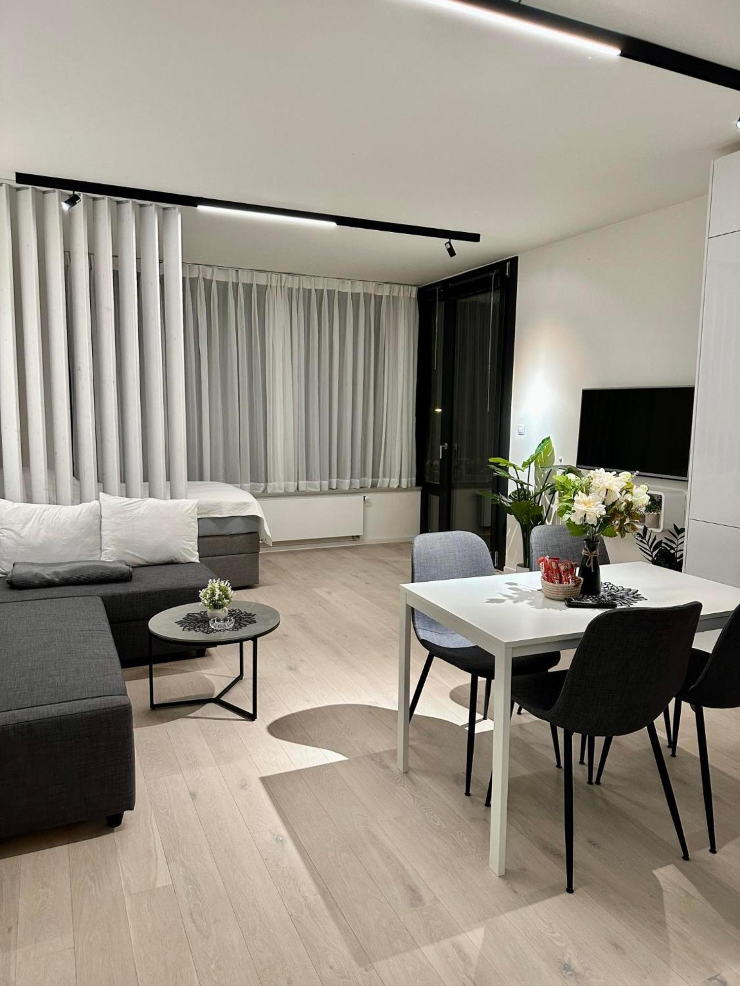 Sunny Apartment In Smichov, Prague 5 Luaran gambar