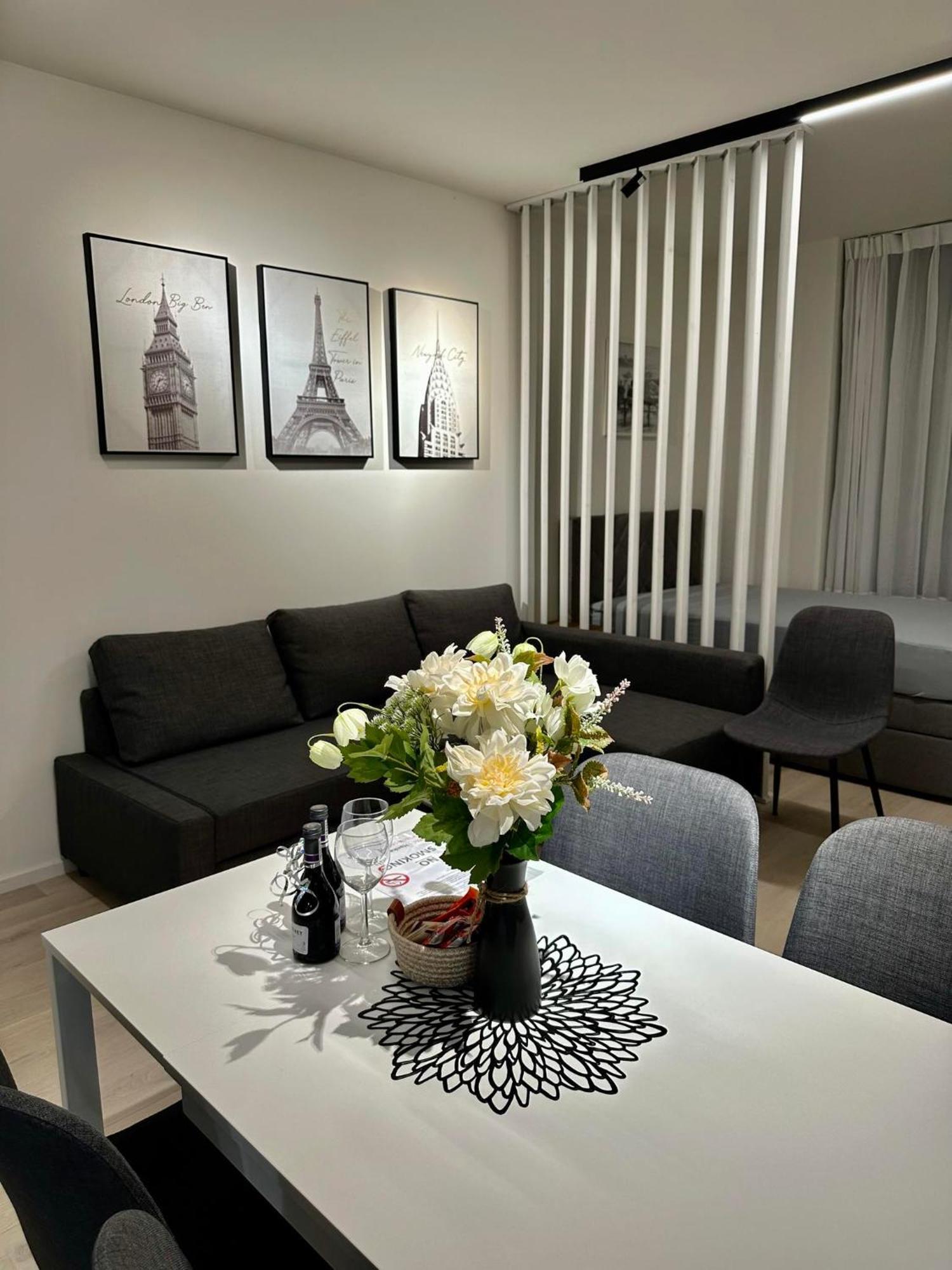 Sunny Apartment In Smichov, Prague 5 Luaran gambar