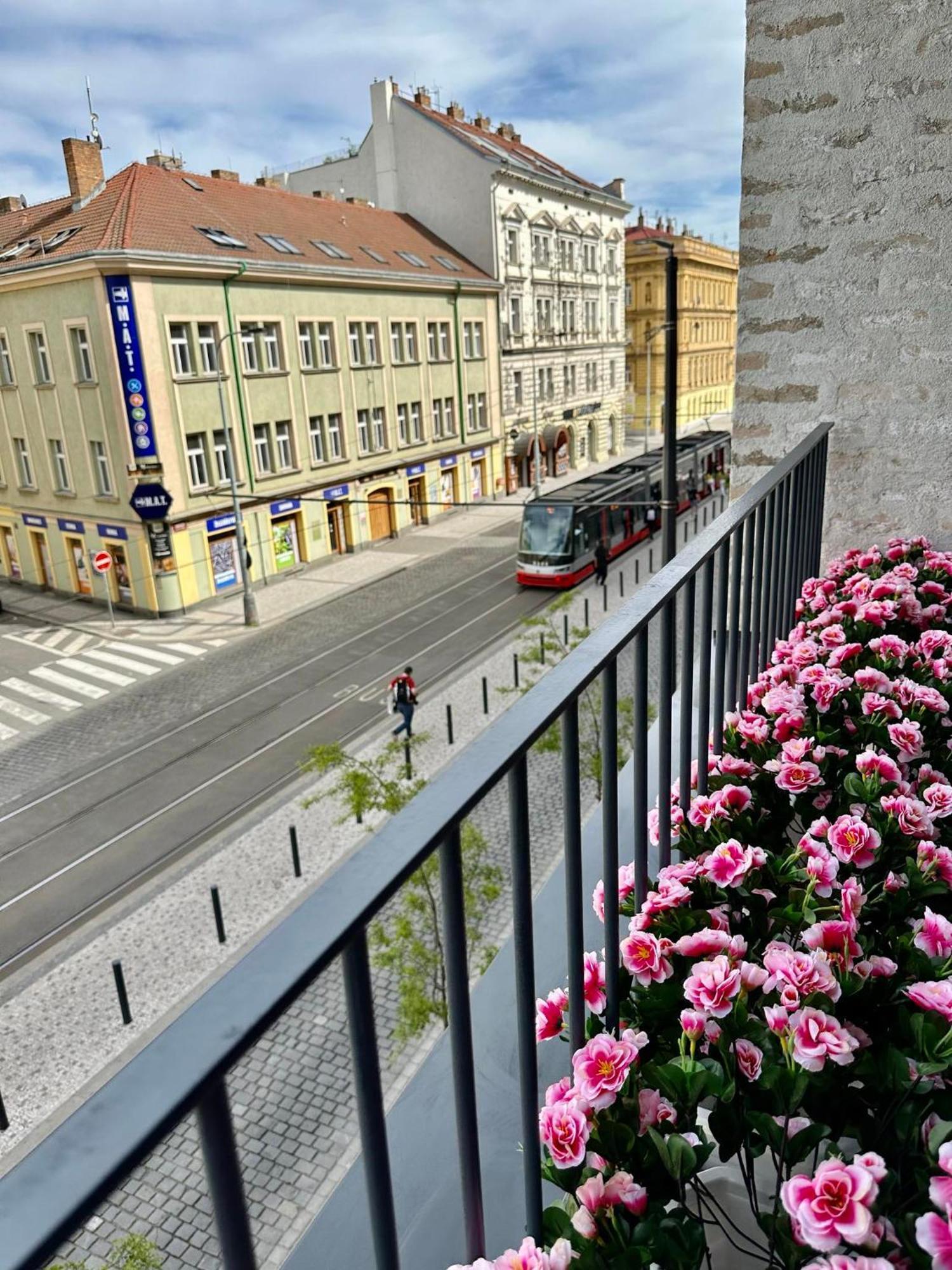 Sunny Apartment In Smichov, Prague 5 Luaran gambar